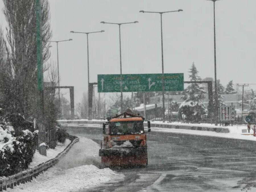 Κακοκαιρία Μπάρμπαρα: Τροχαίο στον Άγιο Στέφανο με αυτοκίνητο χωρίς αλυσίδες