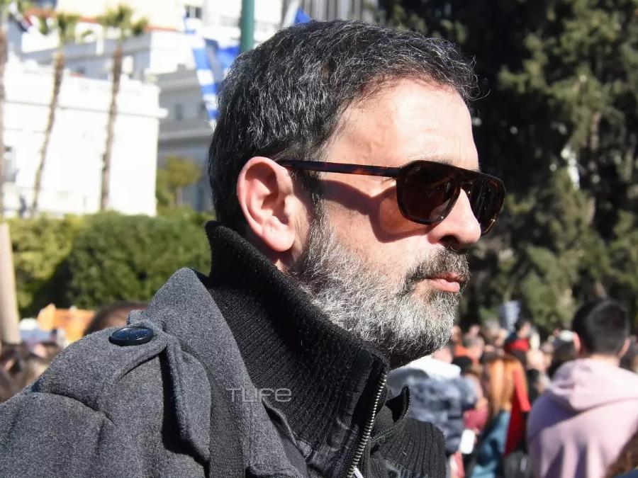 Αναστάτωσε τον γυναικείο πληθυσμό ο Βασίλης Μπισμπίκης: Εικόνες από τη διαμαρτυρία στο Σύνταγμα