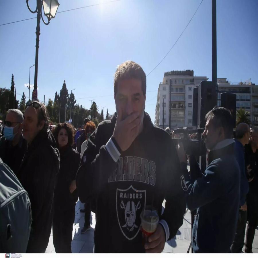 Αναστάτωσε τον γυναικείο πληθυσμό ο Βασίλης Μπισμπίκης: Εικόνες από τη διαμαρτυρία στο Σύνταγμα