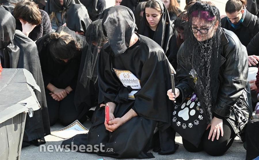 Καλλιτέχνες «κήδεψαν» τον πολιτισμό: Το μαύρο φέρετρο μπροστά από τη Βουλή και τα κηδειόχαρτα