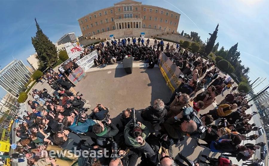 Καλλιτέχνες «κήδεψαν» τον πολιτισμό: Το μαύρο φέρετρο μπροστά από τη Βουλή και τα κηδειόχαρτα