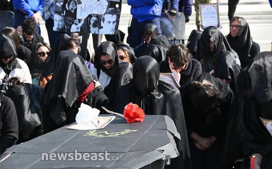 Καλλιτέχνες «κήδεψαν» τον πολιτισμό: Το μαύρο φέρετρο μπροστά από τη Βουλή και τα κηδειόχαρτα