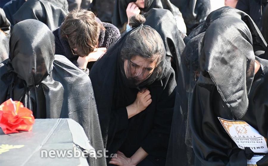 Καλλιτέχνες «κήδεψαν» τον πολιτισμό: Το μαύρο φέρετρο μπροστά από τη Βουλή και τα κηδειόχαρτα