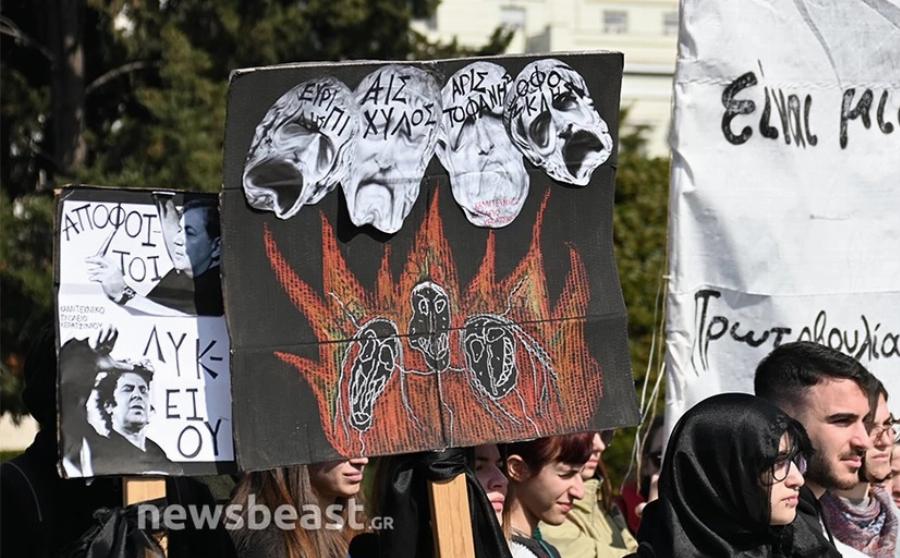 Καλλιτέχνες «κήδεψαν» τον πολιτισμό: Το μαύρο φέρετρο μπροστά από τη Βουλή και τα κηδειόχαρτα