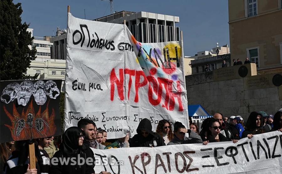 Καλλιτέχνες «κήδεψαν» τον πολιτισμό: Το μαύρο φέρετρο μπροστά από τη Βουλή και τα κηδειόχαρτα