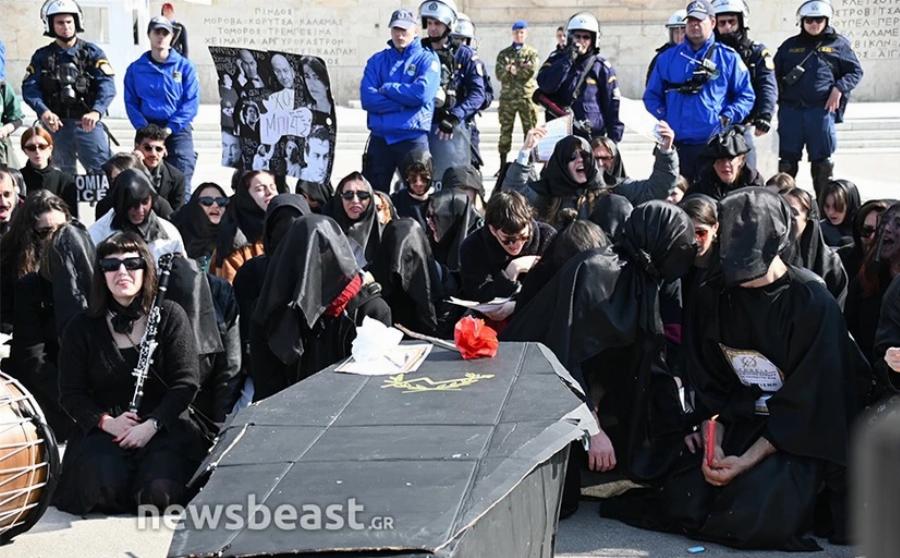 Καλλιτέχνες «κήδεψαν» τον πολιτισμό: Το μαύρο φέρετρο μπροστά από τη Βουλή και τα κηδειόχαρτα