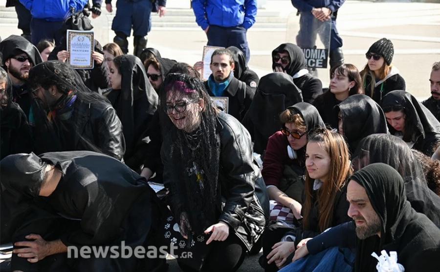 Καλλιτέχνες «κήδεψαν» τον πολιτισμό: Το μαύρο φέρετρο μπροστά από τη Βουλή και τα κηδειόχαρτα