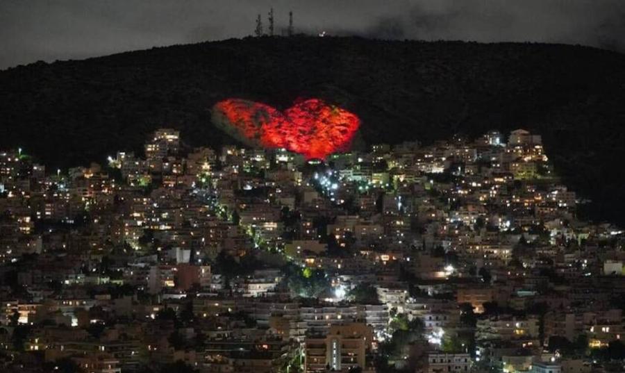 Μερακλής ο δήμαρχος Χαϊδαρίου: Μια πελώρια κόκκινη καρδιά φωτίζει το νταμάρι, στέλνοντας μήνυμα της αγάπης σε όλη την Αττική