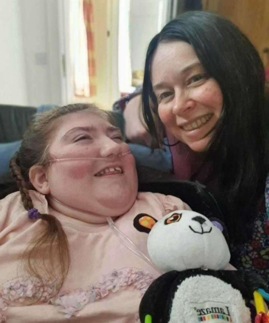 Μεγαλείο ψυχής από τη Κέιτ Γουίνσλετ: Δώρισε 17.000 σε μητέρα η οποία πασχίζει να κρατήσει την κόρη της σε μηχανική υποστήριξη