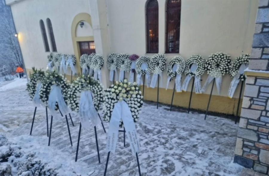 Μόλις είδαν το όνομα ξέσπασαν σε λυγμούς: Το στεφάνι στην κηδεία του πιλότου Τσιτλακίδη που έκανε τους πάντες να δακρύσουν