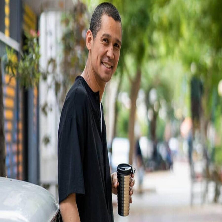 Πανύψηλος, μελαχρινός και γοητευτικός: Αυτός είναι ο αδερφός του Σωτήρη Κοντιζά, Κοσμάς, είναι πιο όμορφος από τον αδερφό του