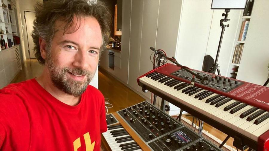 Συγκινεί ο Κωστής Μαραβέγιας: «Μου παρουσιάστηκε πριν 20 χρόνια, όλοι κουβαλάμε έναν σταυρό»