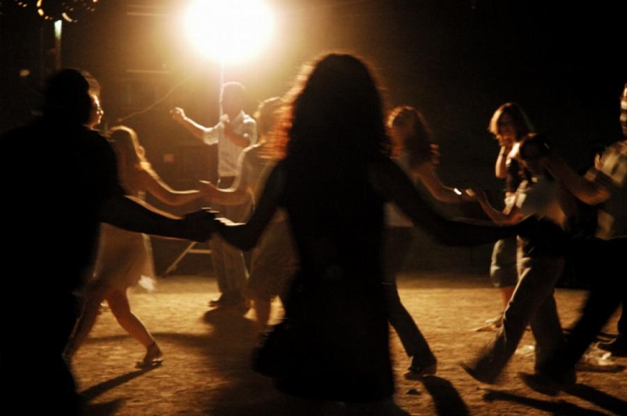 Ανείπωτος θρήνος στον Βόλο: Σηκώθηκε να χορέψει στο γλέντι και πέθανε ξαφνικά ενώ διασκέδαζε