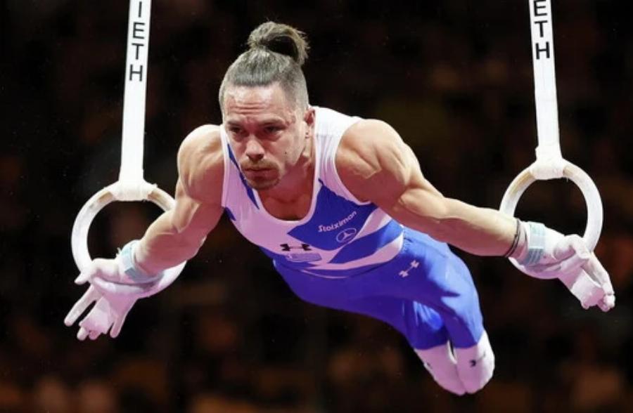 «Περήφανοι πάντα»: Η πιο τρυφερή στιγμή με τις κόρες του Πετρούνια να τον καμαρώνουν με το «Χρυσό» και να ακούει τον Εθνικό Ύμνο