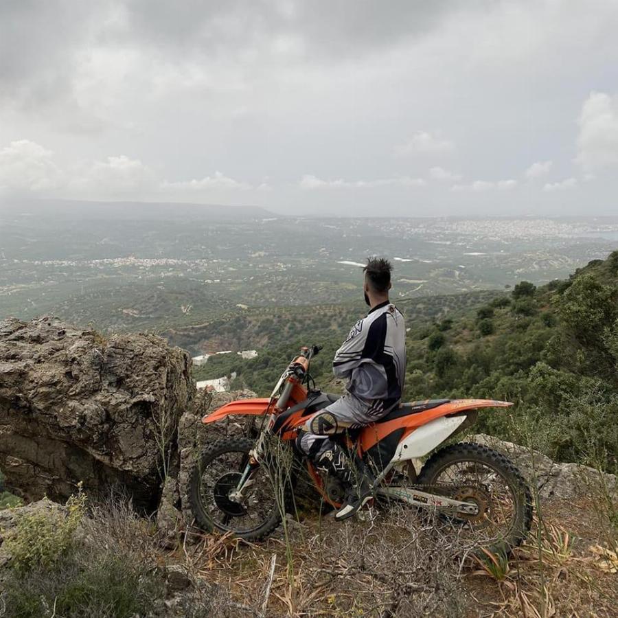 «Βαρύ» το πένθος στη Σητεία: «Έσβησε» στην άσφαλτο ο 33χρονος Μάνος