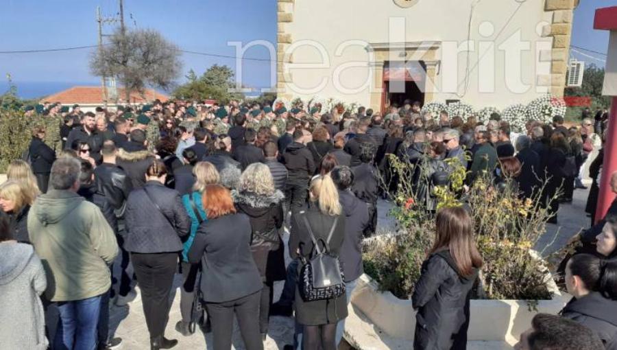 Στα μαύρα «ντύθηκαν» τα Χανιά: Ράγισαν και οι πέτρες στην κηδεία του 19χρονου αλεξιπτωτιστή, ενώ απέδωσε τιμές Άγημα της 1ης ΜΑΛ