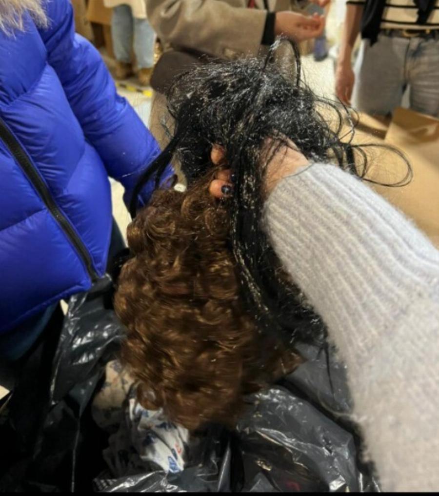 Καμία ντροπή: Στέλνουν βρώμικα και σκισμένα ρούχα, τακούνια, κορσέδες και μακιγιάζ στους σεισμόπληκτους