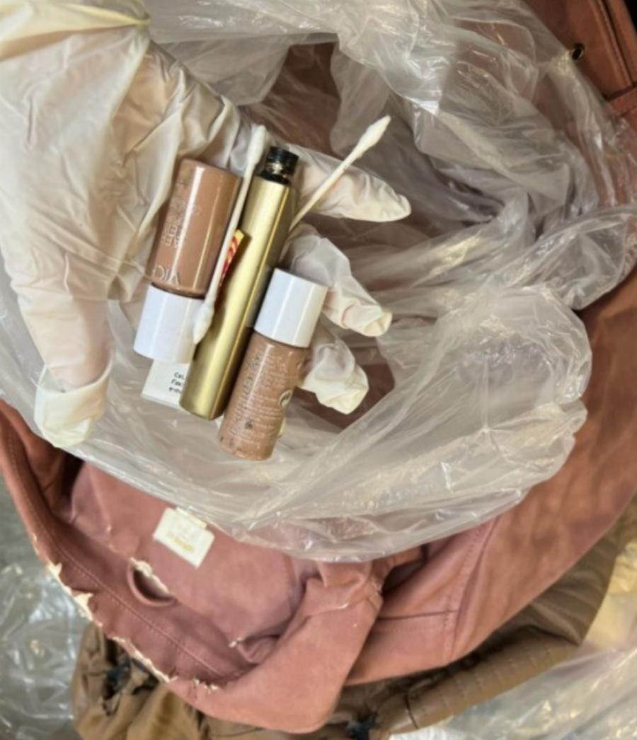 Καμία ντροπή: Στέλνουν βρώμικα και σκισμένα ρούχα, τακούνια, κορσέδες και μακιγιάζ στους σεισμόπληκτους