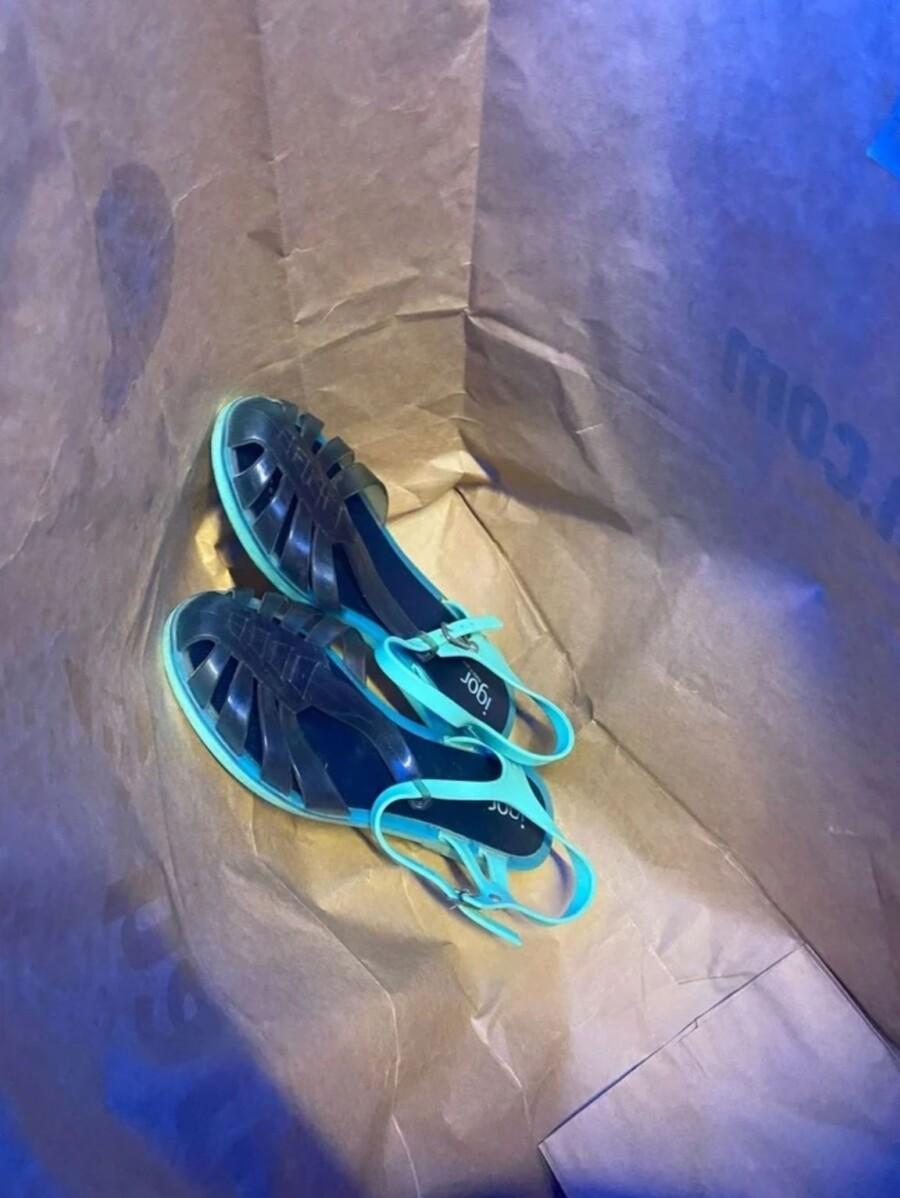 Καμία ντροπή: Στέλνουν βρώμικα και σκισμένα ρούχα, τακούνια, κορσέδες και μακιγιάζ στους σεισμόπληκτους