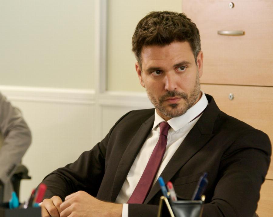 Γοητευτικός μελαχρινός και χαμηλών τόνων: Αυτός είναι ο αδερφός του ζεν πρεμιέ Μιχάλη Λεβεντογιάννη και η απίστευτη ομοιότητα