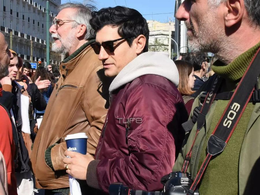 Αναστάτωσε τον γυναικείο πληθυσμό ο Βασίλης Μπισμπίκης: Εικόνες από τη διαμαρτυρία στο Σύνταγμα