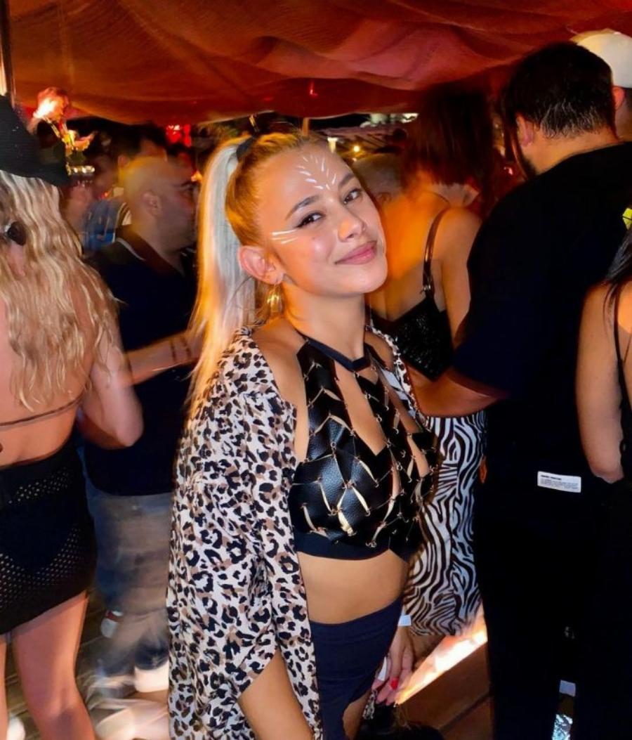 Μοιάζουν σαν δύο σταγόνες νερό: Η 19χρονη κόρη της Πάολα, άλλαξε τελείως τα μαλλιά της και εκτός από φοιτήτρια είναι και Tik Toker