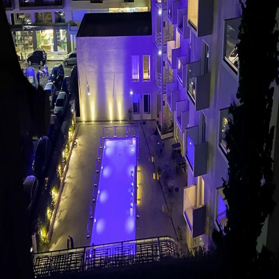 «Μούδιασαν» όλοι: Πτώση 18χρονου από τον τρίτο όροφο ξενοδοχείου στην Πάτρα – Ενημερώθηκαν οι γονείς του από Αθήνα