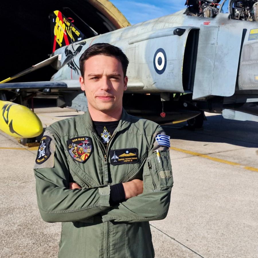 Δεν άντεξαν τη συγκίνηση: Λιποθύμησε η μητέρα του αδικοχαμένου υποσμηναγού, κατέρρευσε ο πατέρας μπροστά στο φέρετρο