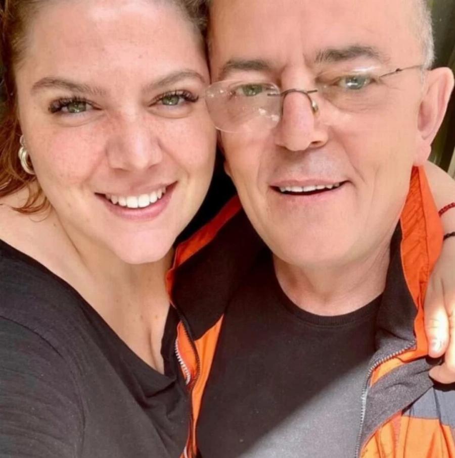 Λίγοι τον γνωρίζουν: Αυτός είναι ο πατέρας της Δανάης Μπάρκα που έχει πάρει τα μάτια του