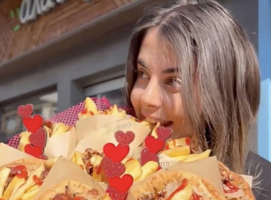 Μπουκέτο από… πιτόγυρα: Σουβλατζίδικο στη Θεσσαλονίκη πρωτοτύπησε και χάρισε στους ερωτευμένους 11 τυλιχτά με γύρο