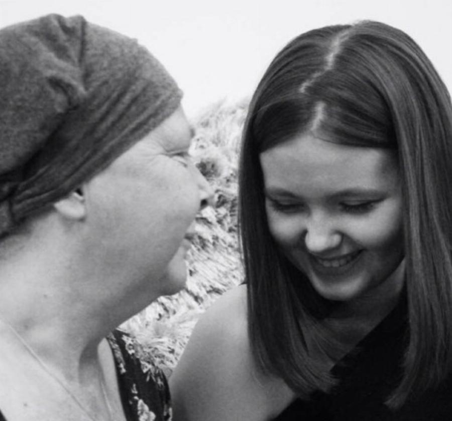 Το τραγικό παιχνίδι της μοίρας: Μαμά και κόρη διαγνώστηκαν με καρκίνο και δίνουν μαζί την πιο γενναία μάχη