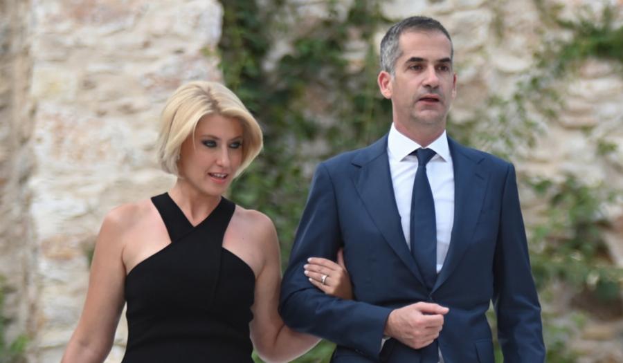 Όλοι κοιτούσαν το πρόσωπο της: Η δημόσια εμφάνιση της Σίας Κοσιώνη στο Γκάζι και το σούσουρο με την μάσκα της