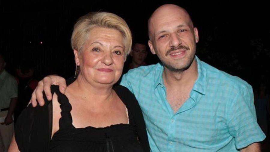 Νίκος Μουτσινάς για το coming out: «Της είπα “μαμά είμαι γκέι” και είπε “επιτέλους είμαι η μοναδική γυναίκα στη ζωή του”»