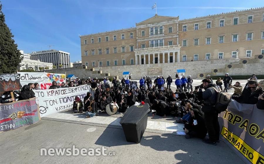 Καλλιτέχνες «κήδεψαν» τον πολιτισμό: Το μαύρο φέρετρο μπροστά από τη Βουλή και τα κηδειόχαρτα