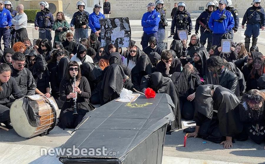 Καλλιτέχνες «κήδεψαν» τον πολιτισμό: Το μαύρο φέρετρο μπροστά από τη Βουλή και τα κηδειόχαρτα