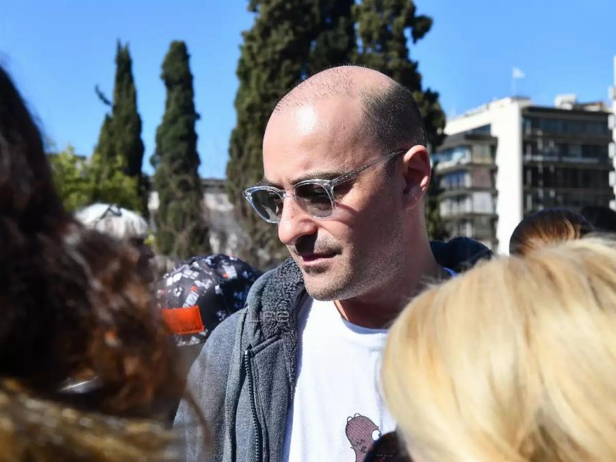 Αναστάτωσε τον γυναικείο πληθυσμό ο Βασίλης Μπισμπίκης: Εικόνες από τη διαμαρτυρία στο Σύνταγμα