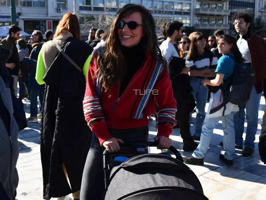 Αναστάτωσε τον γυναικείο πληθυσμό ο Βασίλης Μπισμπίκης: Εικόνες από τη διαμαρτυρία στο Σύνταγμα