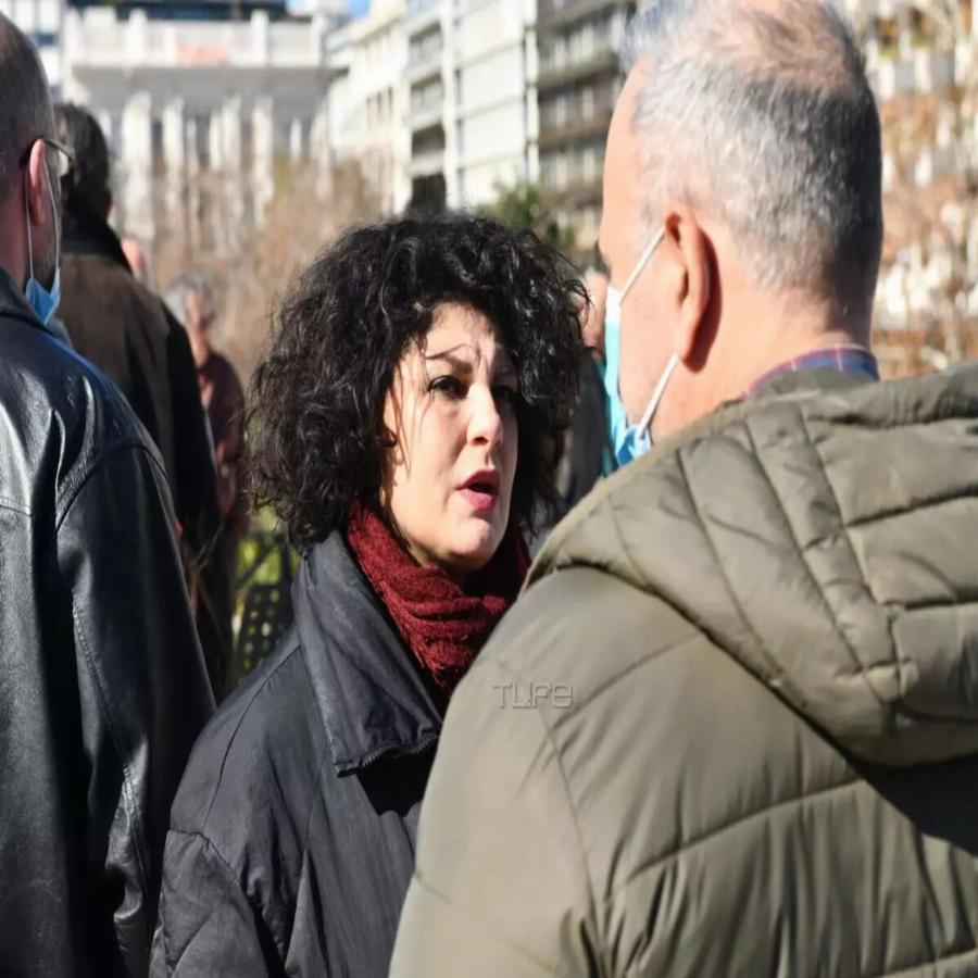 Αναστάτωσε τον γυναικείο πληθυσμό ο Βασίλης Μπισμπίκης: Εικόνες από τη διαμαρτυρία στο Σύνταγμα