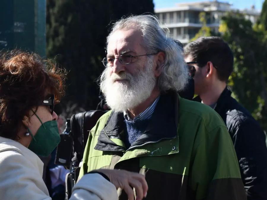 Αναστάτωσε τον γυναικείο πληθυσμό ο Βασίλης Μπισμπίκης: Εικόνες από τη διαμαρτυρία στο Σύνταγμα