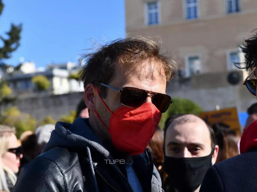 Αναστάτωσε τον γυναικείο πληθυσμό ο Βασίλης Μπισμπίκης: Εικόνες από τη διαμαρτυρία στο Σύνταγμα