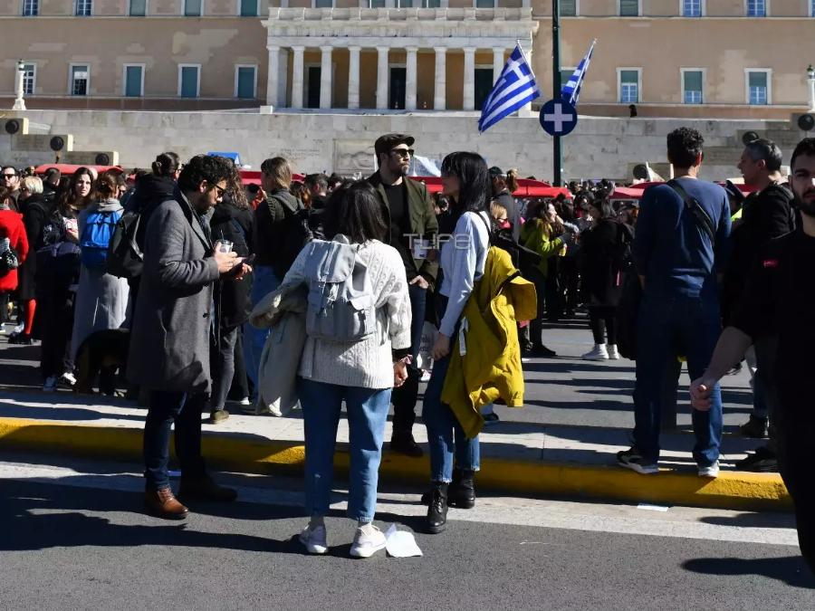 Αναστάτωσε τον γυναικείο πληθυσμό ο Βασίλης Μπισμπίκης: Εικόνες από τη διαμαρτυρία στο Σύνταγμα