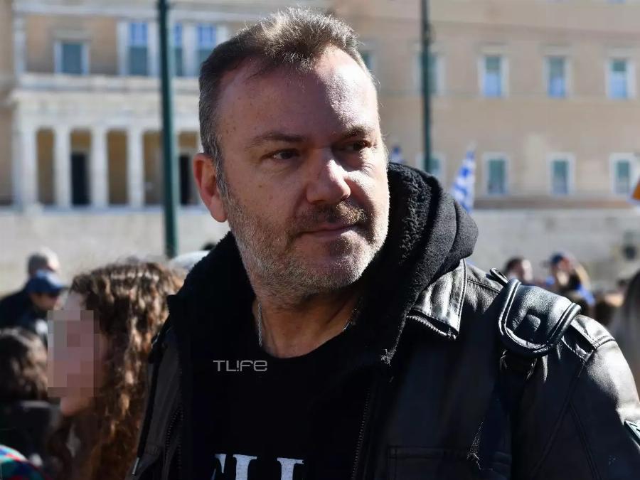 Αναστάτωσε τον γυναικείο πληθυσμό ο Βασίλης Μπισμπίκης: Εικόνες από τη διαμαρτυρία στο Σύνταγμα