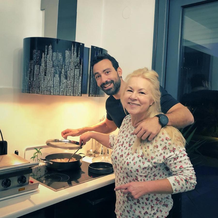 Νέα στέγη ψάχνουν Τανιμανίδης και Μπόμπα: «Θέλουμε διαμέρισμα με θέα την Ακρόπολη σε λογική τιμή»