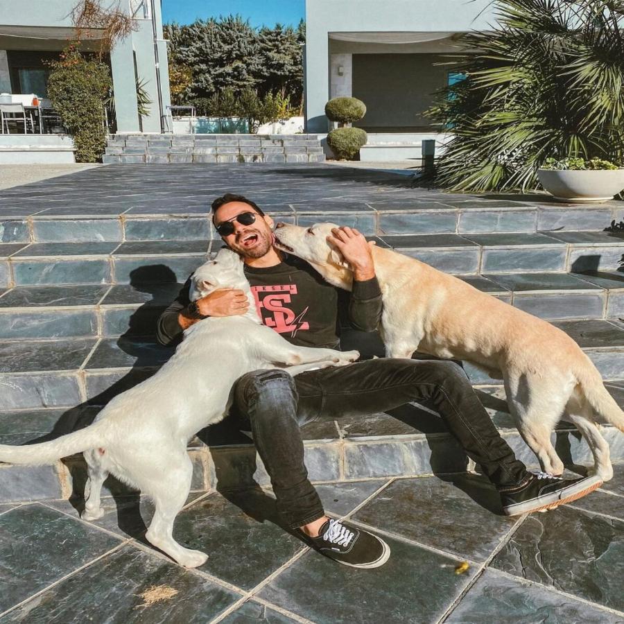 Νέα στέγη ψάχνουν Τανιμανίδης και Μπόμπα: «Θέλουμε διαμέρισμα με θέα την Ακρόπολη σε λογική τιμή»