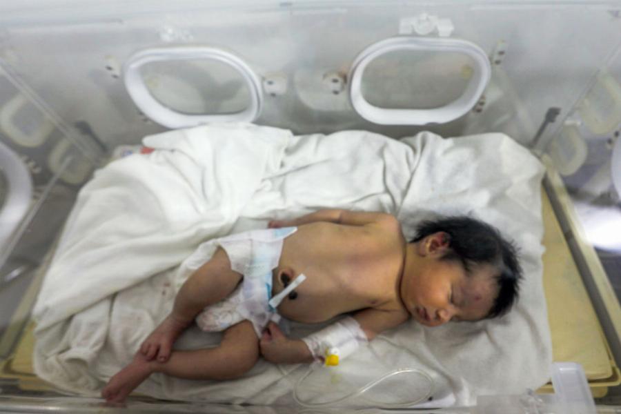 Σημάδι από το Θεό: Το μωρό που γεννήθηκε στα χαλάσματα έχει πλέον οικογένεια – Το συμβολικό όνομα που του έδωσαν