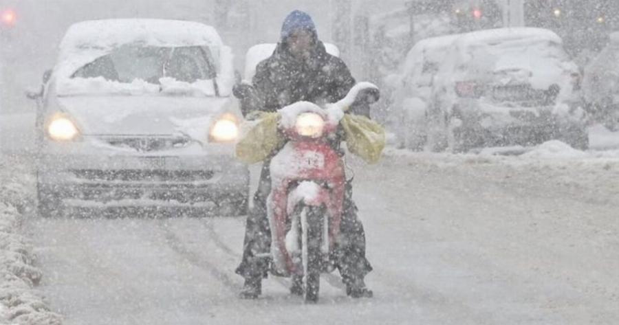 Κακοκαιρία Μπάρμπαρα: Η συγκλονιστική στιγμή που ντελιβεράς δίνει «μάχη» με τα χιόνια