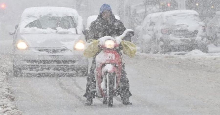Είπε αυτό που σκεφτόμαστε όλοι: Το βίντεο που πρέπει να δουν όσοι παραγγέλνουν μέσα στα χιόνια