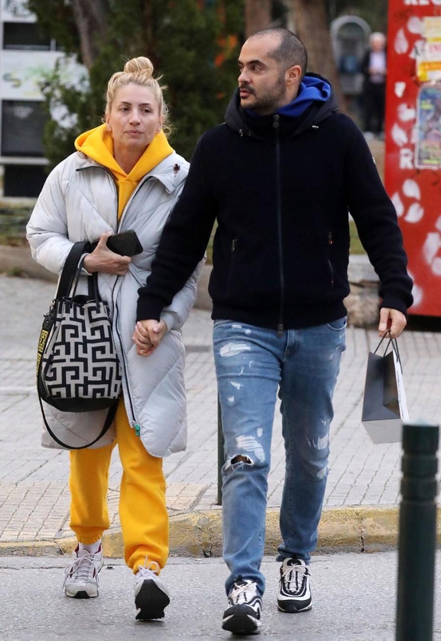 Άβαφη και αχτένιστη «τράβηξε» όλα τα βλέμματα: Έγινε θέαμα στη Γλυφάδα, η Μαρία Ηλιάκη