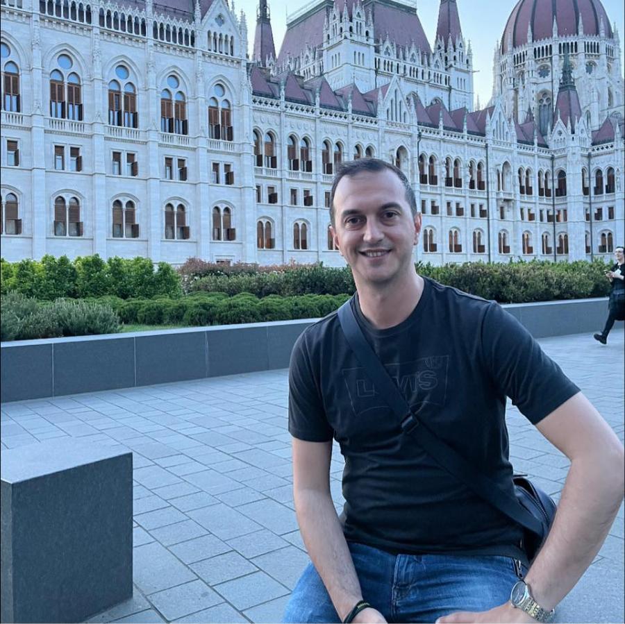 «Του ανδρειωμένου ο θάνατος, θάνατος δεν λογιέται»: Το χωριό του Στάθη αποχαιρετά τον αδικοχαμένο πιλότο