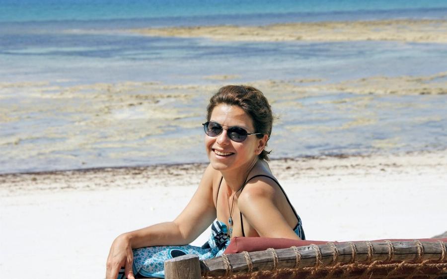 Έχτισε ένα επίγειο παλάτι: Η Μάγια Τσόκλη ζει μόνιμα στην Τήνο και το σπίτι είναι ο παράδεισος